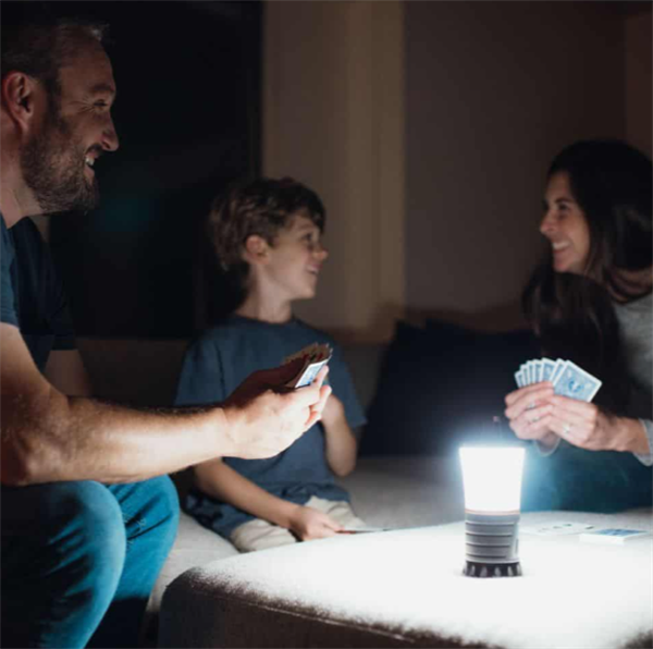 Duracell 600 Lümen Ledli 360° ve 180° Aydınlatmalı El Feneri + 3 AA Piller Dahil